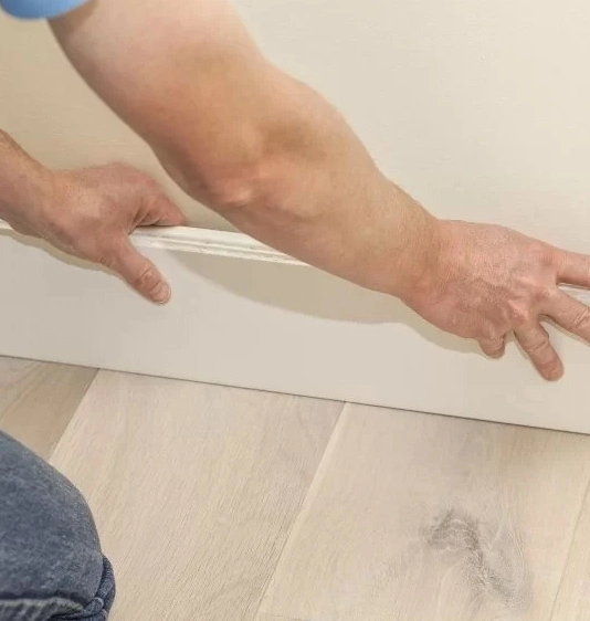 Obras accesorios Rodapié. Retirada rodapié existente + Numeración + Instalación del rodapié existente