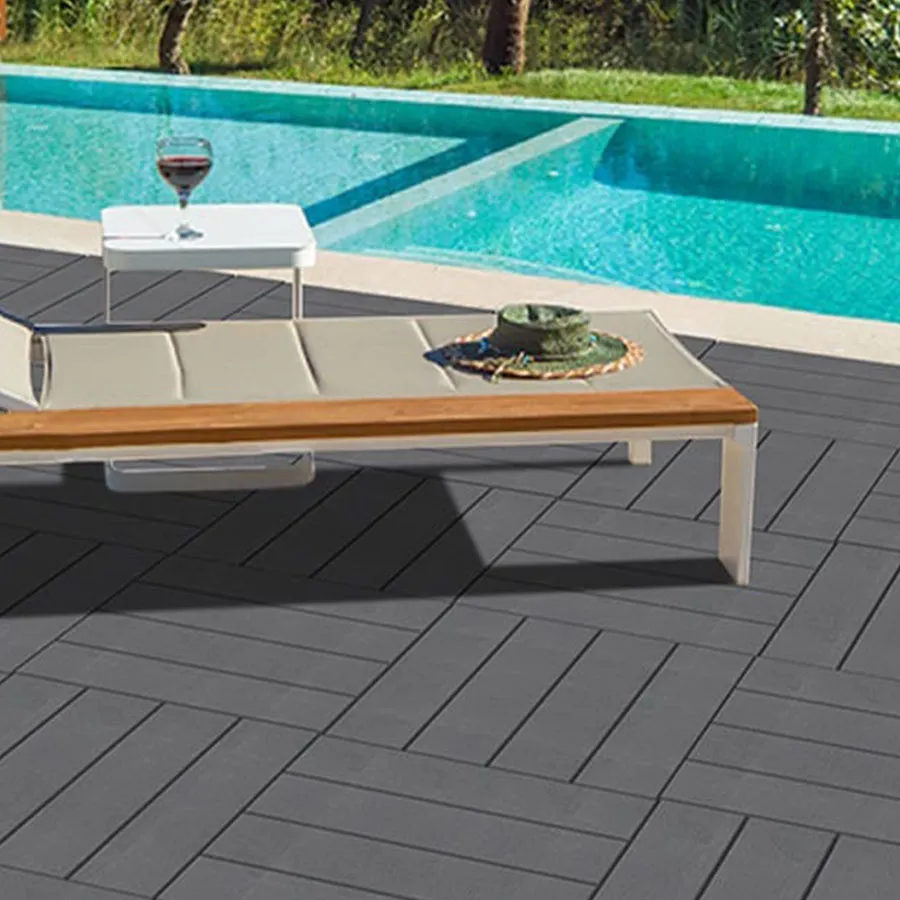 Loseta de madera natural en jardín