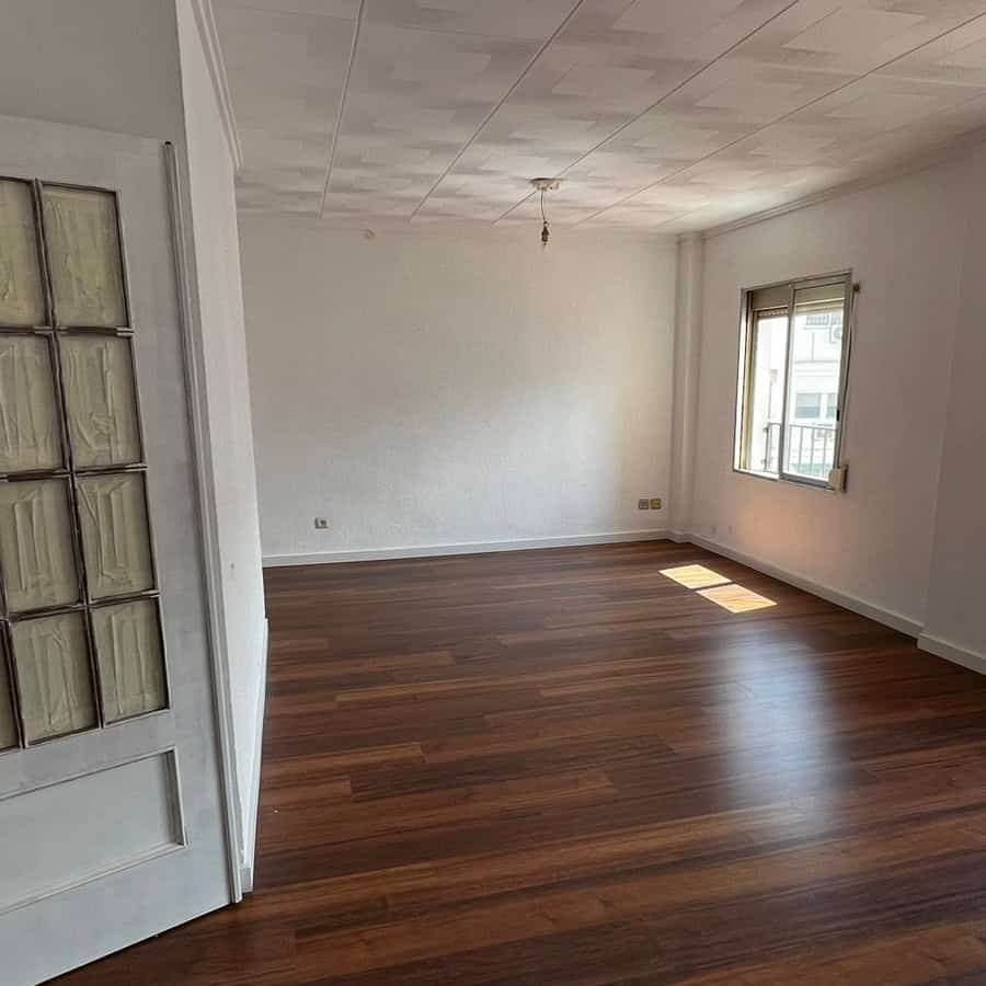 Tarimas flotantes de madera natural para un acabado premium. Tarimas flotantes de madera natural para un acabado premium.